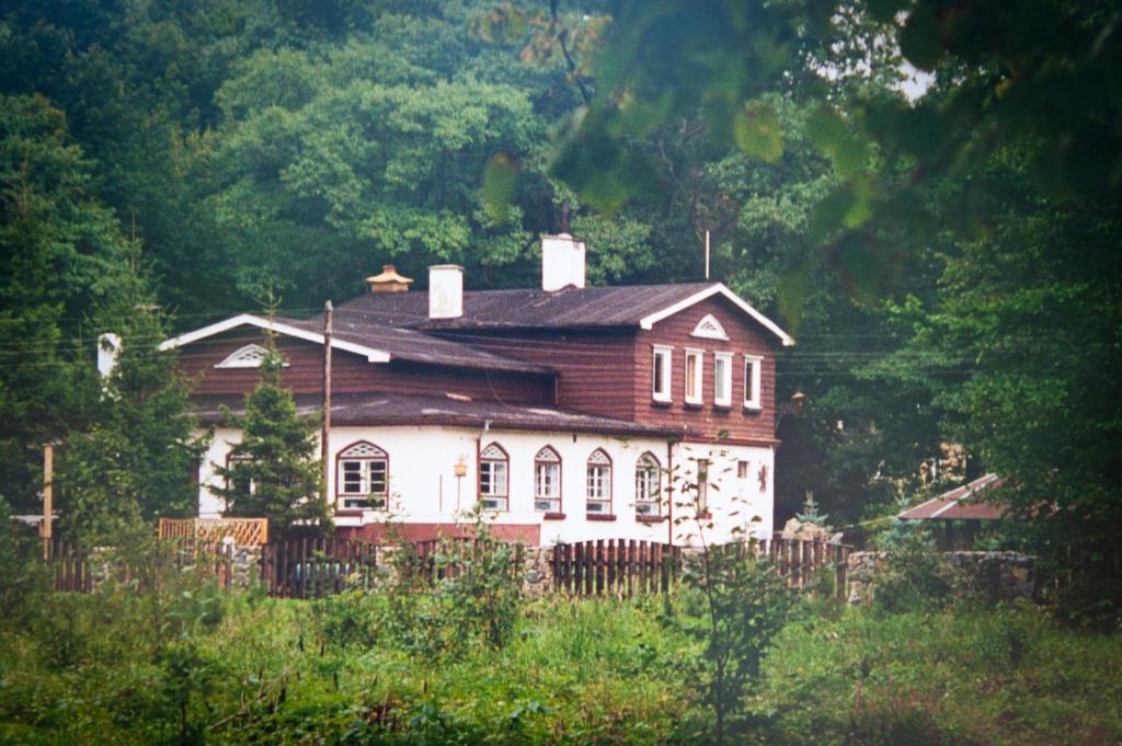 KwatoniówにあるMarysieńkaの茶屋根白屋