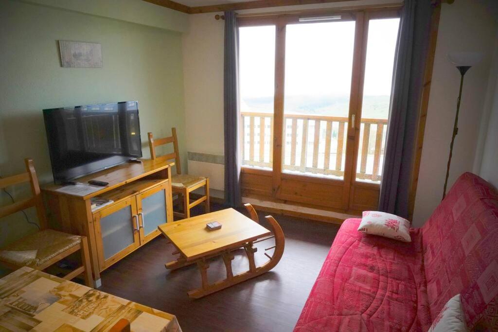 Televízia a/alebo spoločenská miestnosť v ubytovaní Apt les luges pour 4 à 6 pers vue vallée wifi