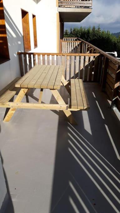 Balkón alebo terasa v ubytovaní Apt les luges pour 4 à 6 pers vue vallée wifi