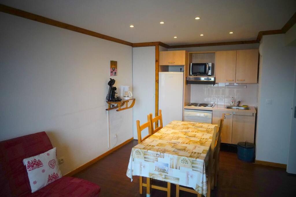Kuchyňa alebo kuchynka v ubytovaní Apt les luges pour 4 à 6 pers vue vallée wifi