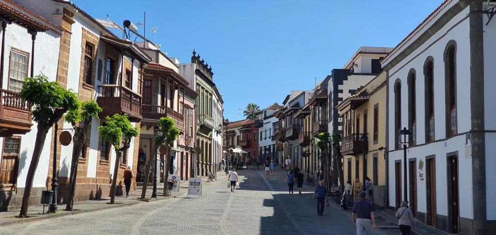 um grupo de pessoas andando por uma rua com edifícios em Casa Andrea Teror em Teror