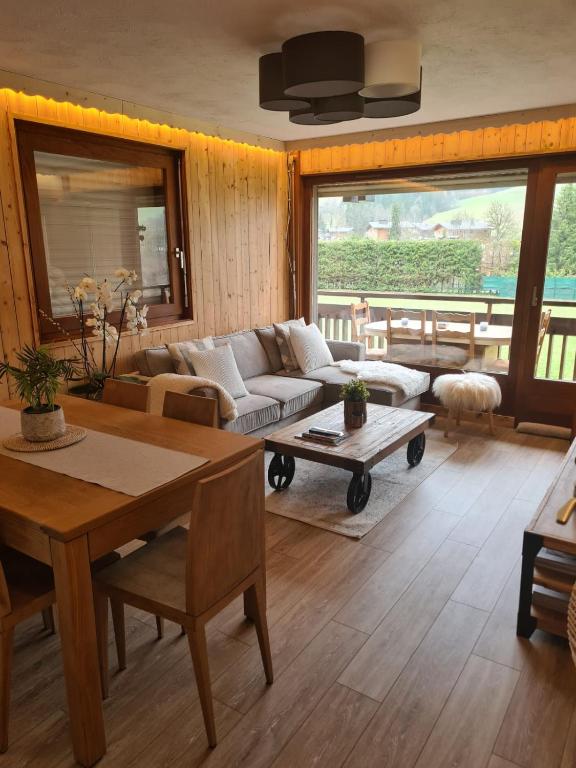 un salon avec un canapé et une table dans l'établissement Luxury holidays apartment Praz sur Arly, à Praz-sur-Arly