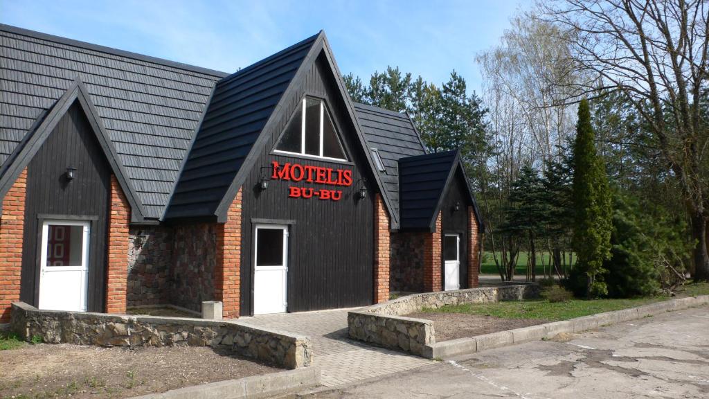 a building with a sign that reads horizons shop at Motelis Bu-Bu in Pļaviņas