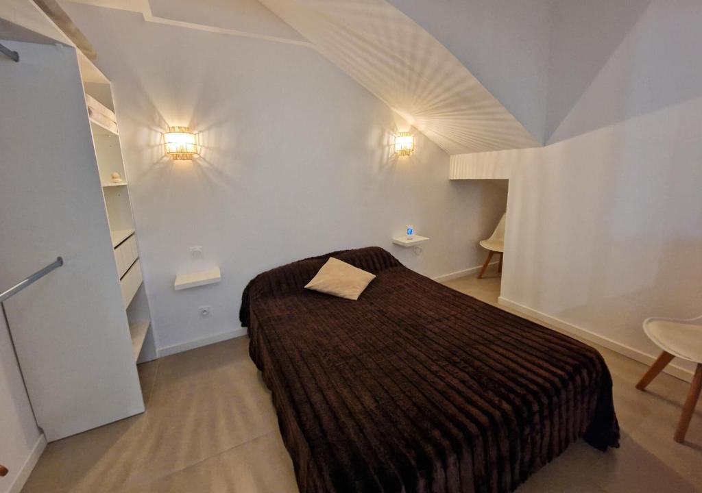 sypialnia z łóżkiem w małym pokoju w obiekcie La Capte, A 2min de la mer, Terrasse-Wifi-Parking gratuit w Hyères