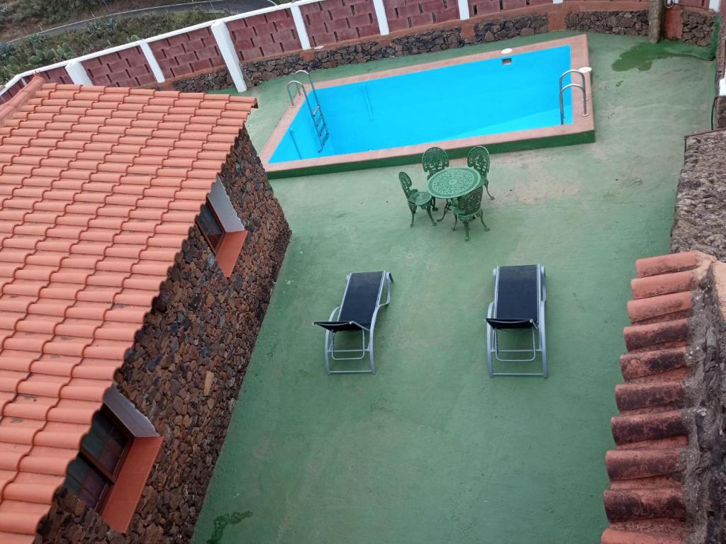 an overhead view of a swimming pool with a table and chairs at Casona Eladio in San José de Caideros