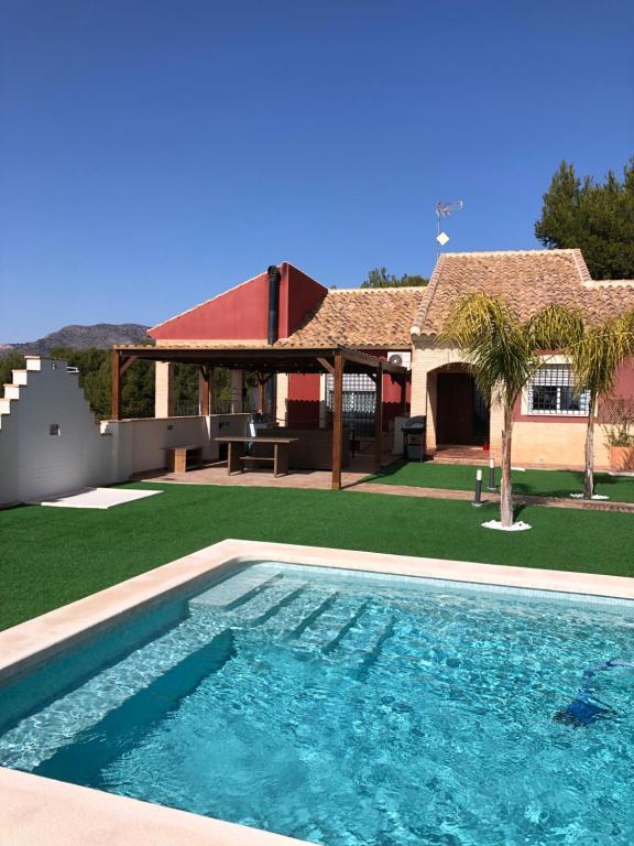 - une piscine en face d'une maison dans l'établissement Villa Pilar, à Aledo