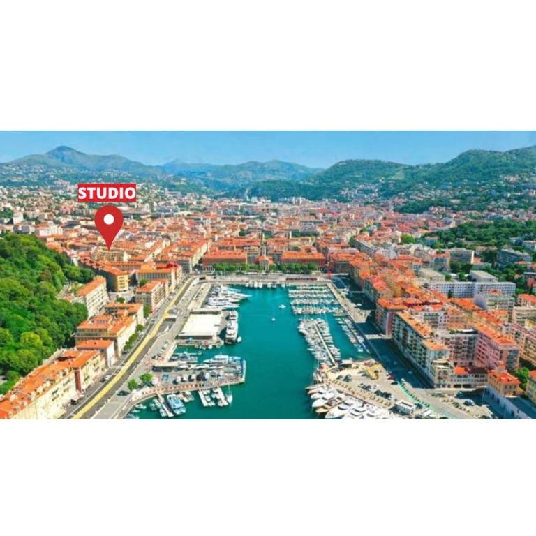 une ville avec un port avec des bateaux dans l'eau dans l'établissement Charmant Appartement port Lympia - NICE, à Nice