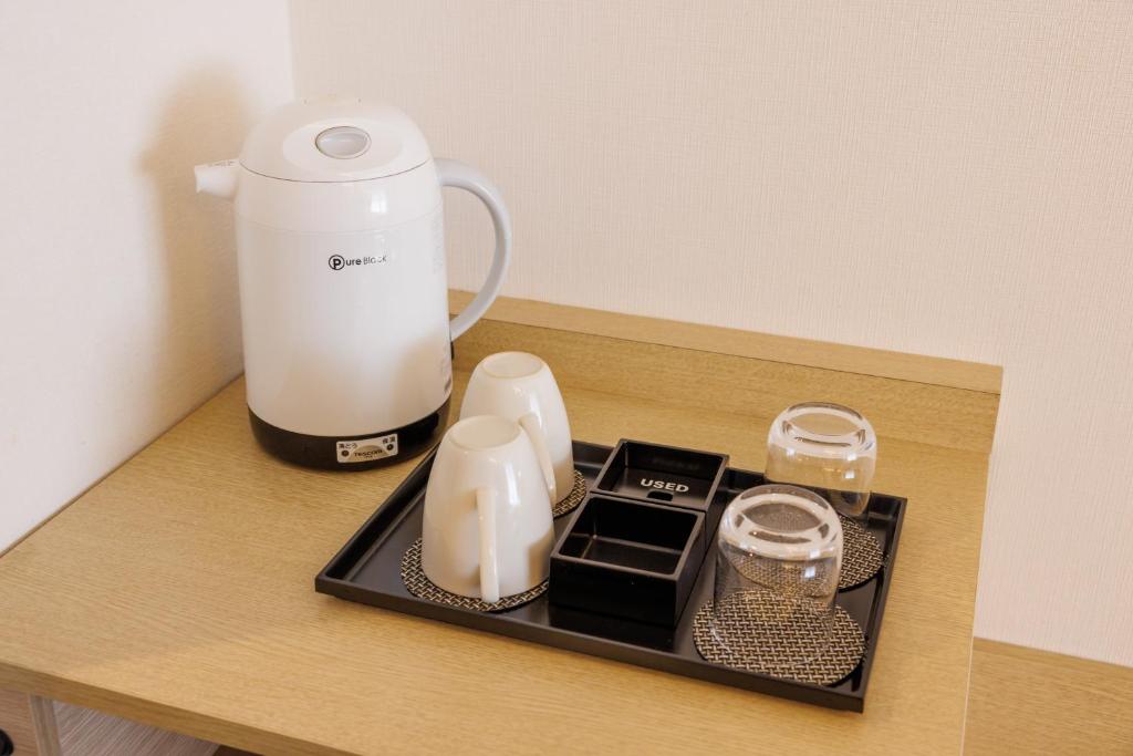 Příslušenství pro přípravu čaje a kávy v ubytování Floral Hotel East Shinsaibashi