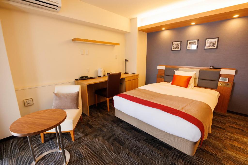 Postel nebo postele na pokoji v ubytování Floral Hotel East Shinsaibashi