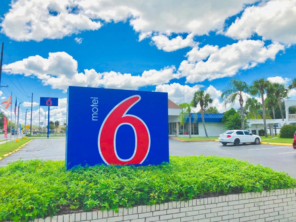 una señal azul con el número seis en una calle en Motel 6-Starke, FL, en Starke