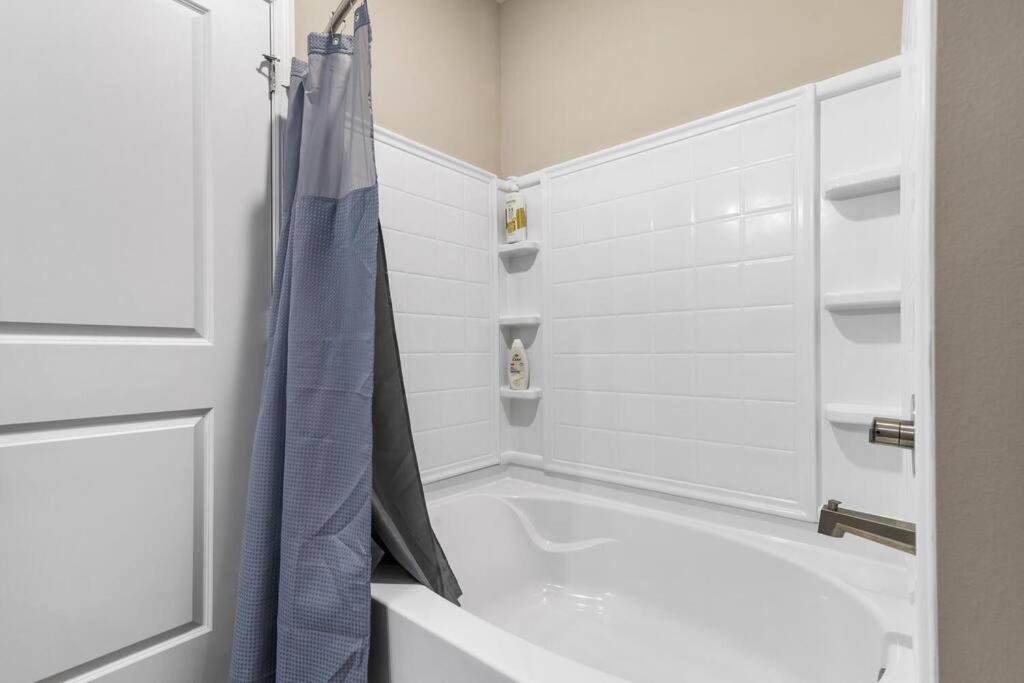 Koupelna v ubytování Elegant 3BR/2BA Condo Near Beaches & Attractions