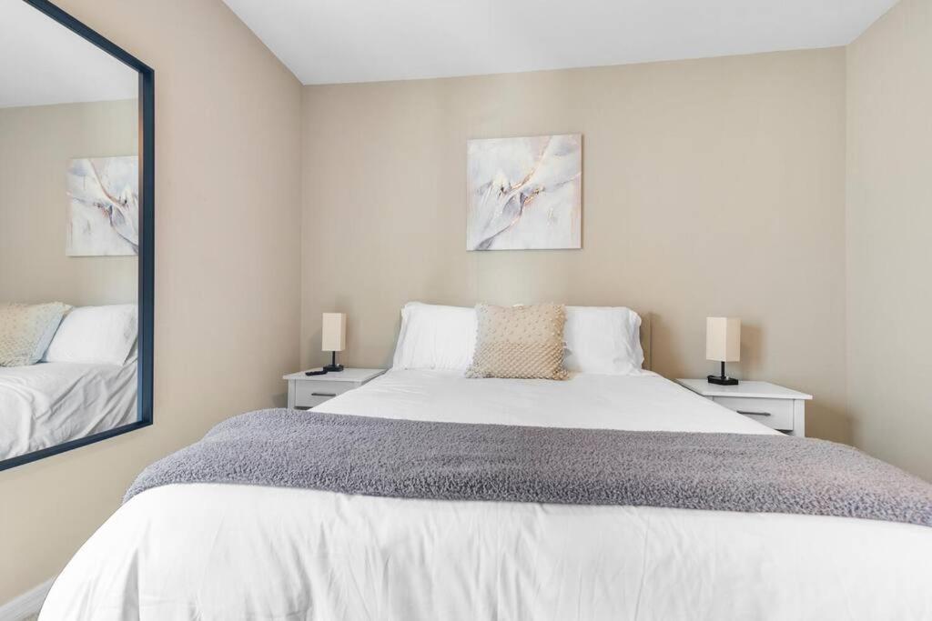 Postel nebo postele na pokoji v ubytování Elegant 3BR/2BA Condo Near Beaches & Attractions