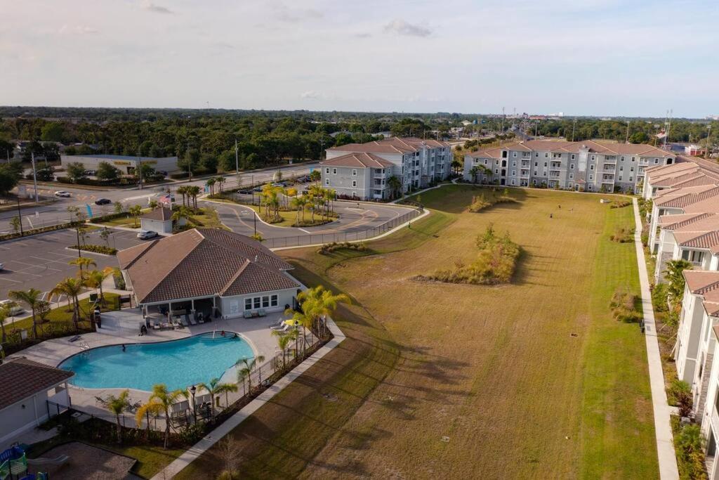 Bazén v ubytování Elegant 3BR/2BA Condo Near Beaches & Attractions nebo v jeho okolí