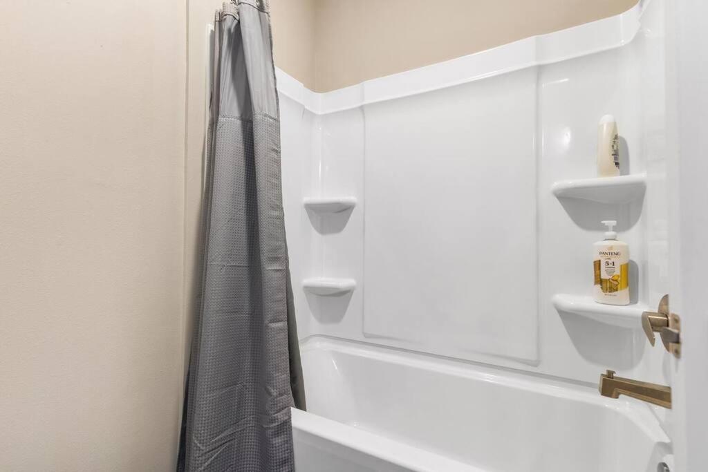 Koupelna v ubytování Elegant 3BR/2BA Condo Near Beaches & Attractions