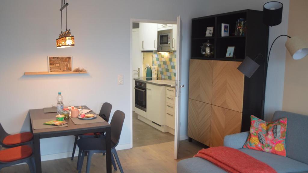 um pequeno apartamento com uma mesa e uma cozinha em Seeluft 33 em Wangerooge