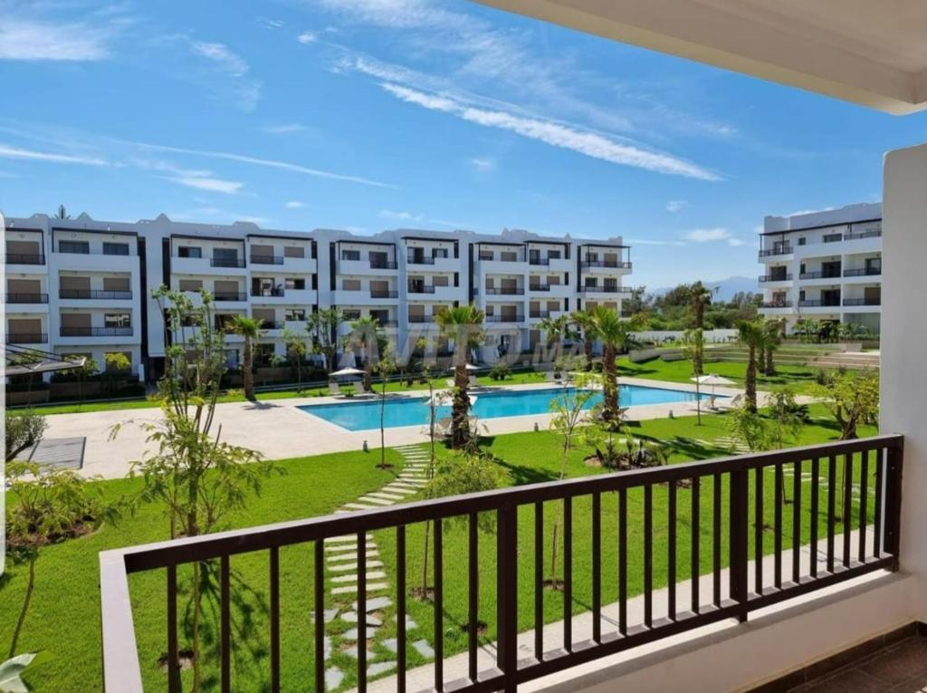 - un balcon avec vue sur la piscine dans l'établissement appartement haut standing en résidence Cabo Huerto vue sur deux grand Piscine, à Cabo Negro