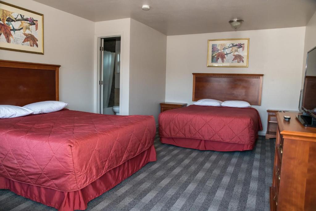 Postel nebo postele na pokoji v ubytování Regency Inn