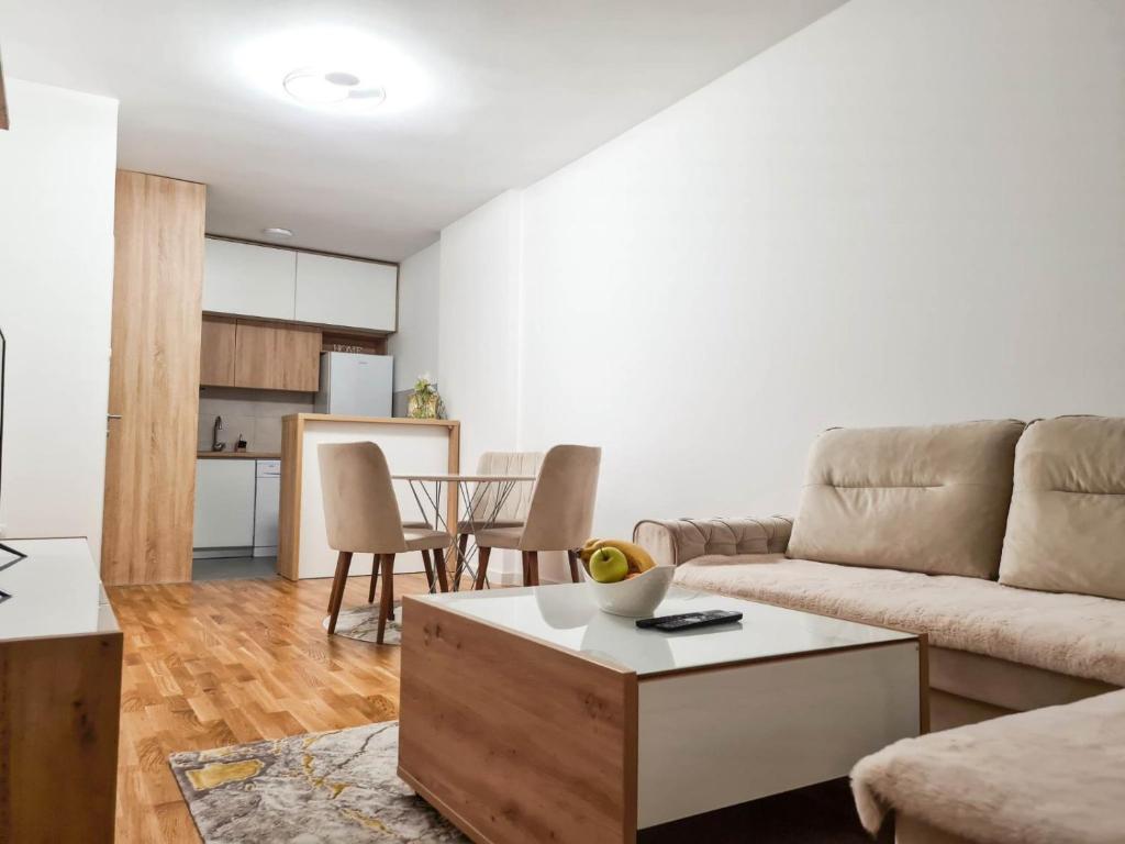 - un salon avec un canapé et une table dans l'établissement Apartman Valentina, à Trebinje