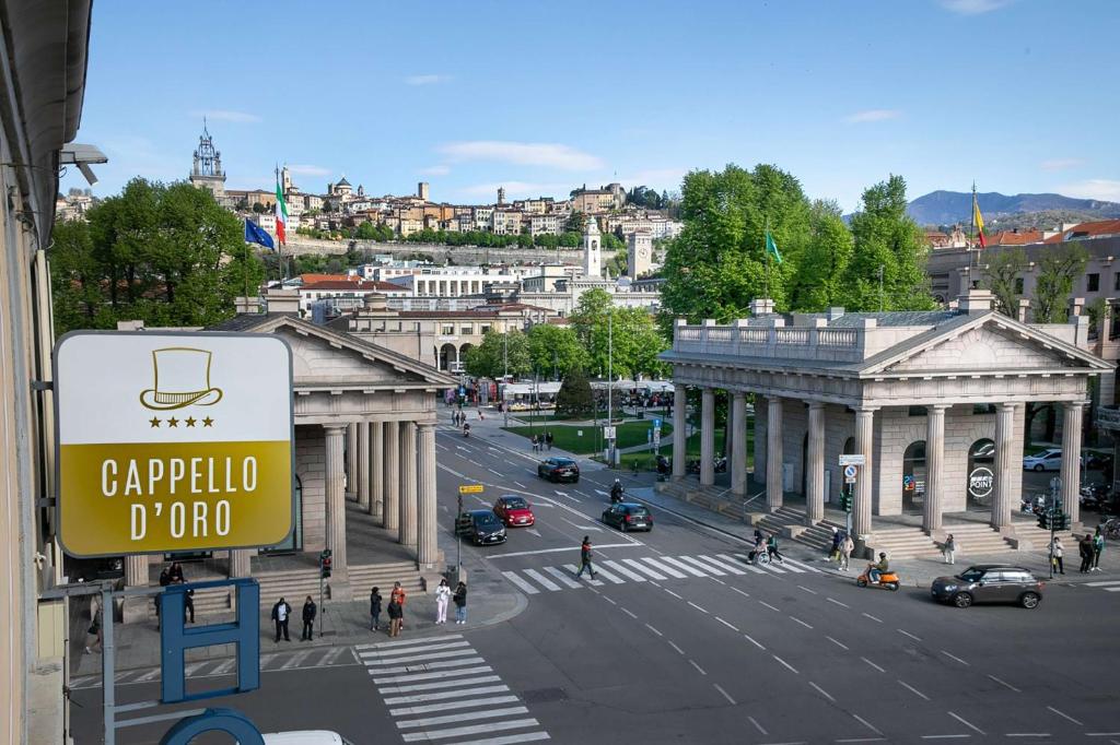 uma rua da cidade com uma placa em frente a um edifício em Hotel Cappello D'Oro, BW Signature Collection em Bérgamo