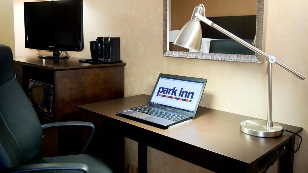 Park Inn by Radisson Toronto-Markham - Queen Room
