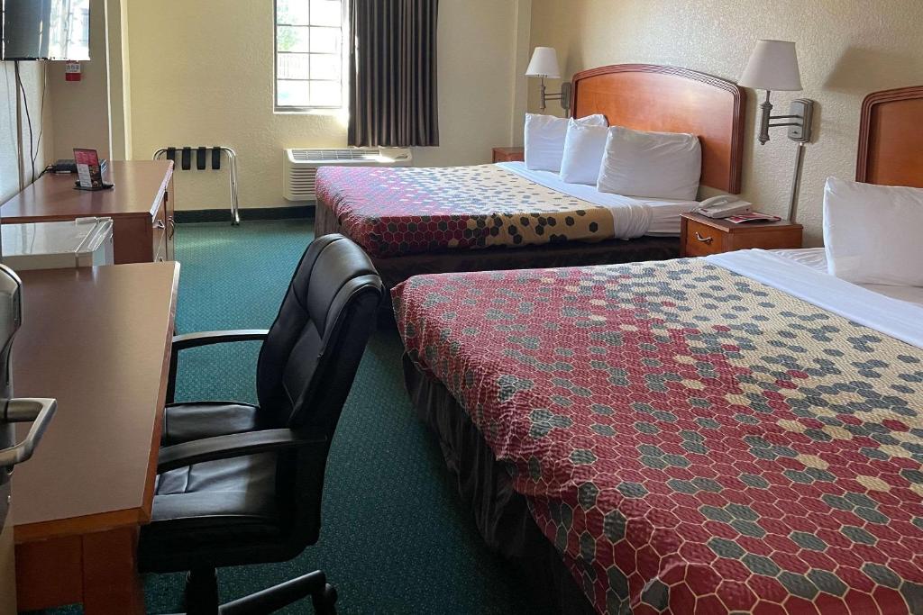 Postel nebo postele na pokoji v ubytování Econo Lodge
