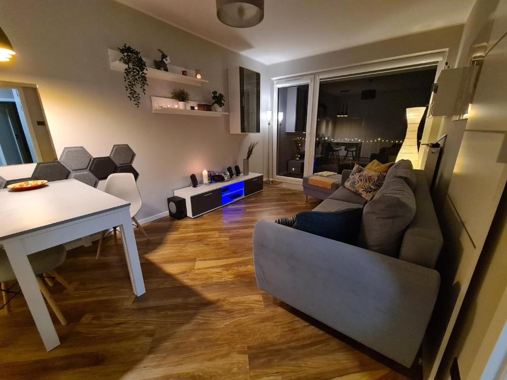 sala de estar con sofá y mesa en JR Smolna en Poznan