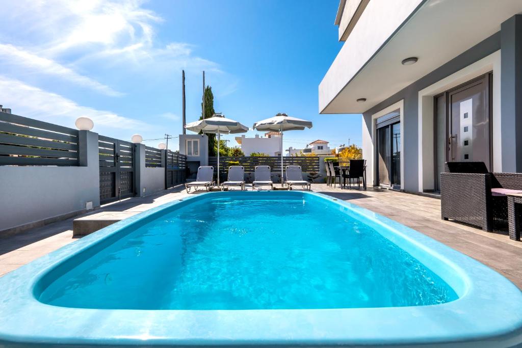 una piscina en la azotea de una casa en Villa Marina, en Ialisos