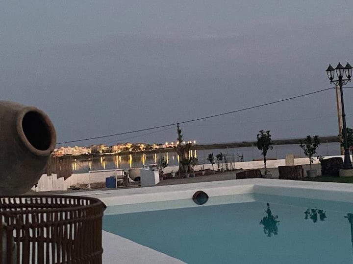 una piscina con vistas al océano en Mi Cortijo hotel de playa en Almería