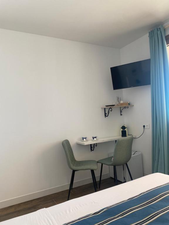 Televízia a/alebo spoločenská miestnosť v ubytovaní Mi Cortijo hotel de playa