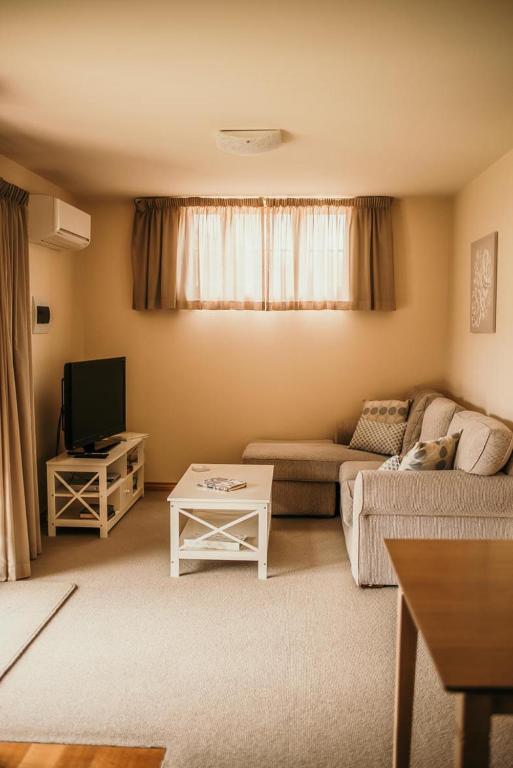 TV a/nebo společenská místnost v ubytování Otago Cottage