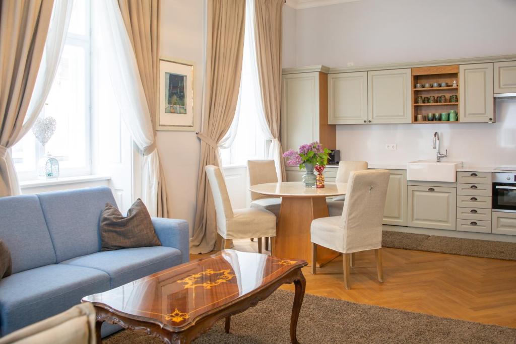 sala de estar con sofá azul y mesa en Stilvolles Apartment in zentraler Lage, en Viena