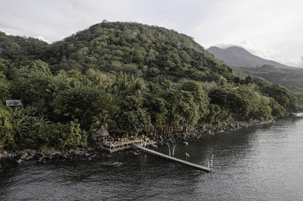 eine Insel inmitten eines Flusses mit Bäumen in der Unterkunft HAPPY DIVE RETREAT fka Ankermi Happy Dive in Hitokalak