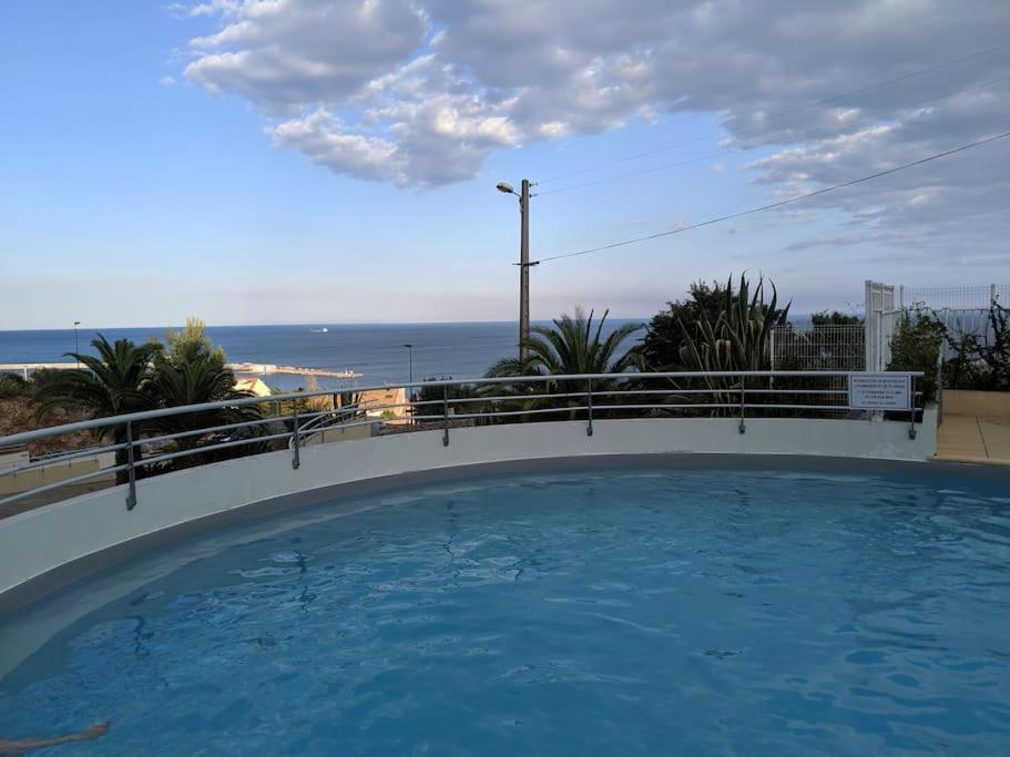 Bazén v ubytovaní Appartement cosy, superbe vue mer, piscine. alebo v jeho blízkosti