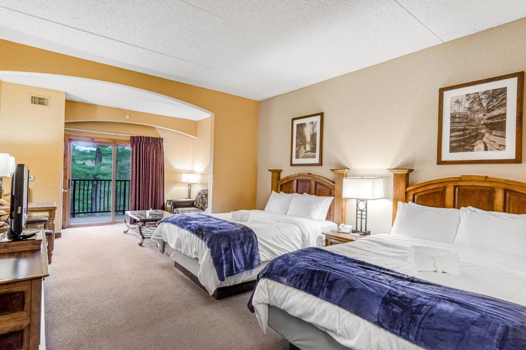 Habitación de hotel con 2 camas y TV en Chula Vista Resort #2217 en Wisconsin Dells
