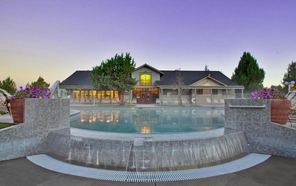 uma casa com piscina em frente a uma casa em The Lodge at Eagle Crest em Redmond