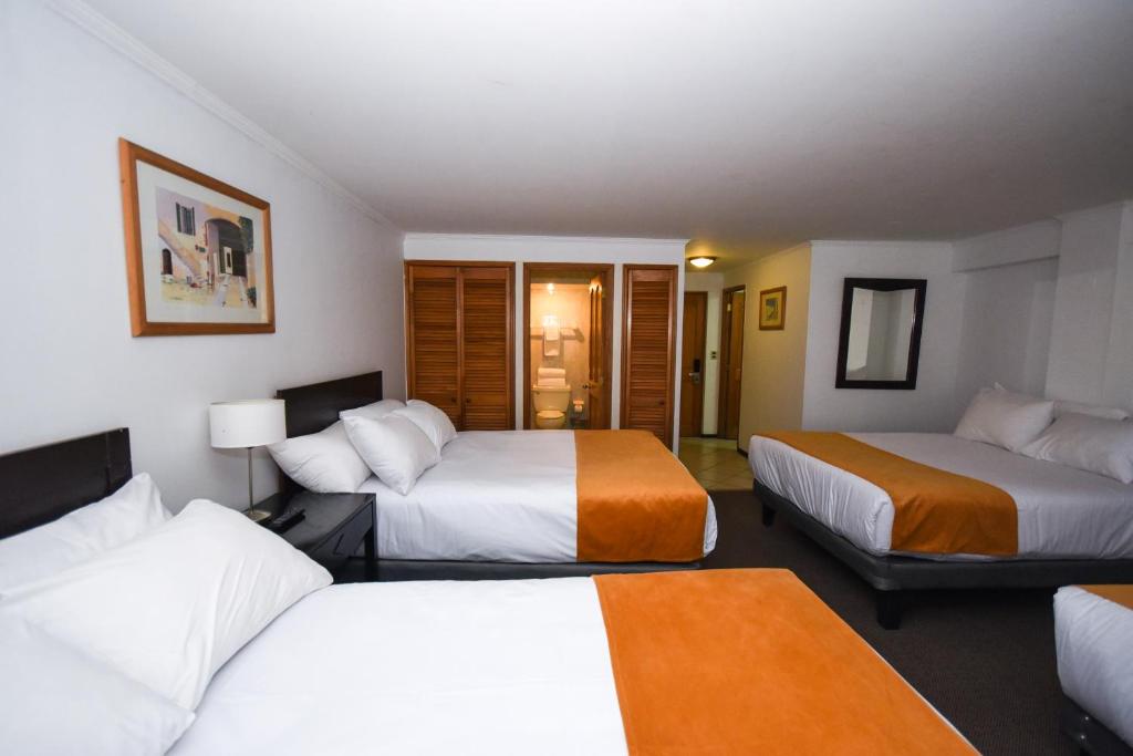 Hotel Nogales By Tempo Rent tesisinde bir odada yatak veya yataklar