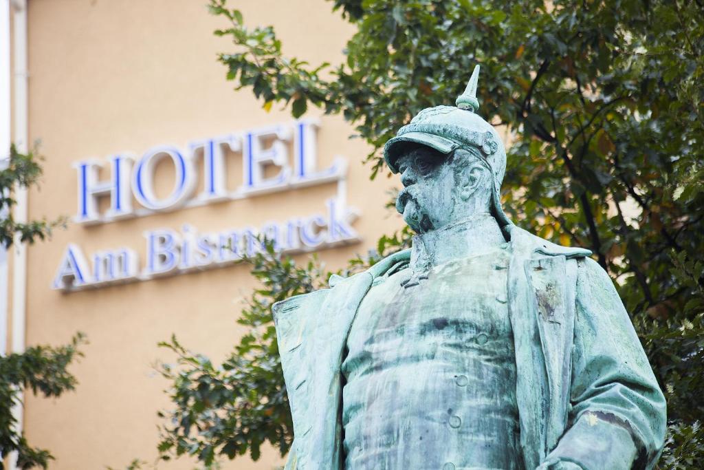 een standbeeld van een man die voor een hotel staat bij Am Bismarck in Mannheim