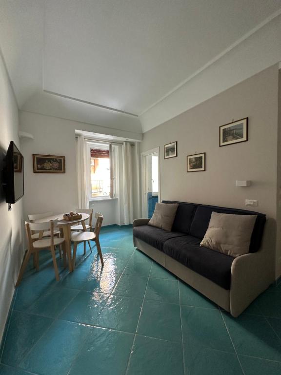 米諾利的住宿－De Riso Apartments Luxury Amalfi Coast，客厅配有沙发和桌子