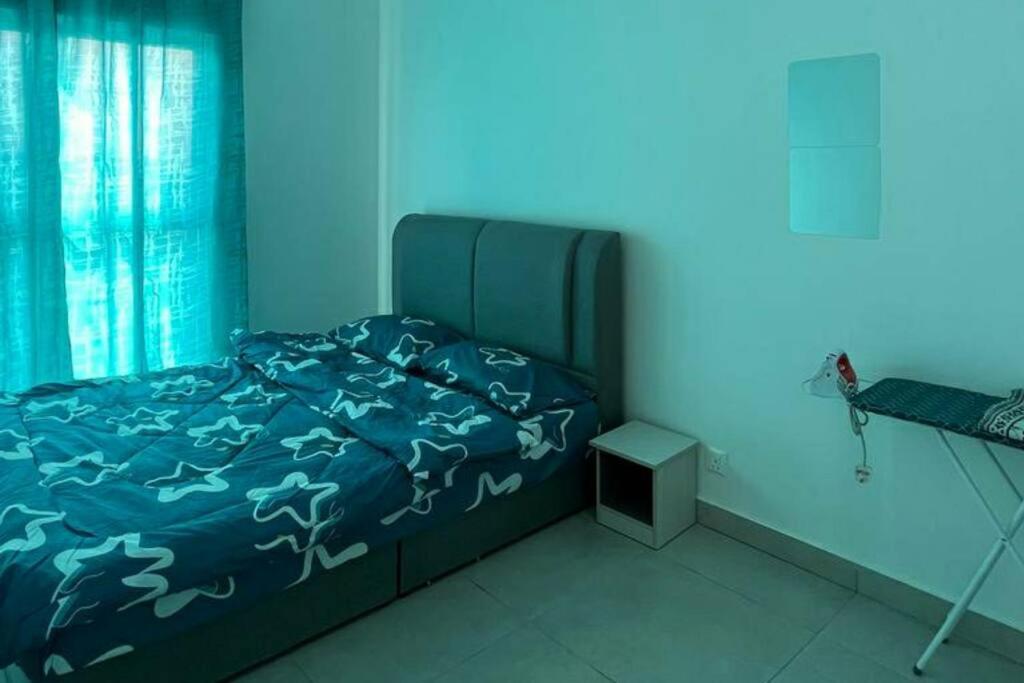 Cette chambre bleue comprend un lit avec des chevaux. dans l'établissement B2U Residensi Rimbun Kajang 2 Bedrooms, à Kajang