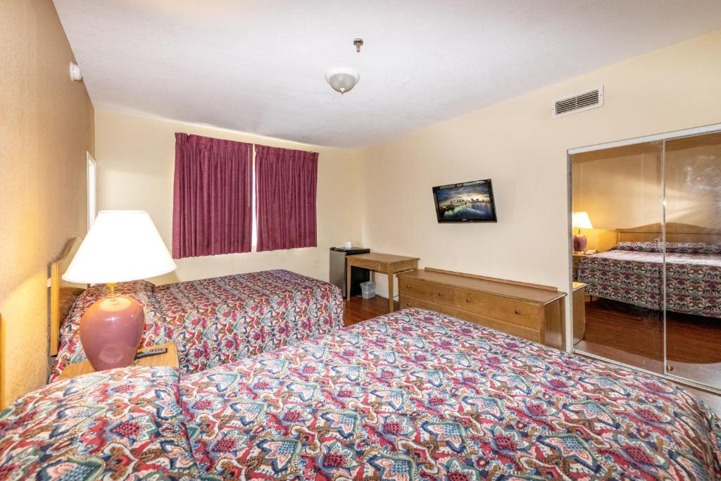 Postel nebo postele na pokoji v ubytování Geneva Hotel