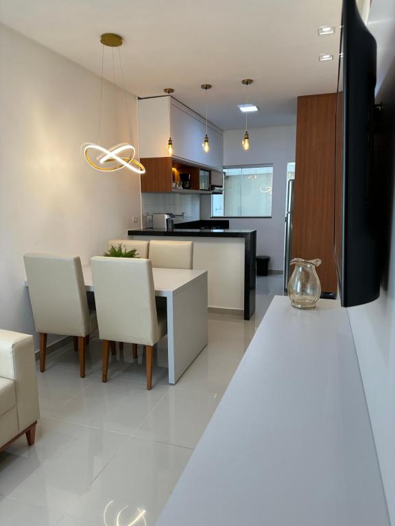 a kitchen and dining room with a table and chairs at Concierge House Espetacular em Condomínio Fechado in Marabá
