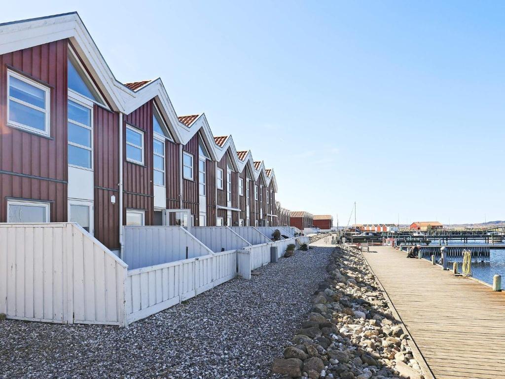 eine Reihe von Häusern neben einem Dock in der Unterkunft Holiday home Nibe VII in Nibe