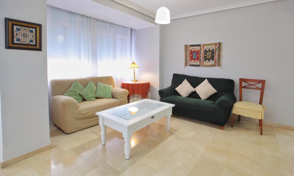 sala de estar con sofá y mesa de centro en Albéniz, en Córdoba