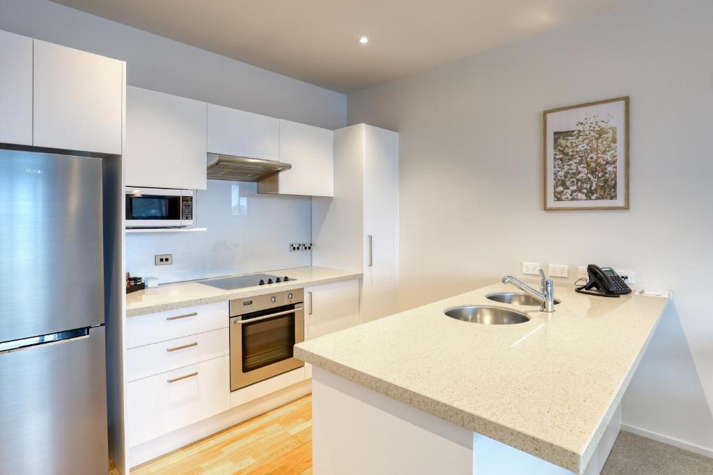 Köök või kööginurk majutusasutuses Marsden Suites Nautilus Orewa