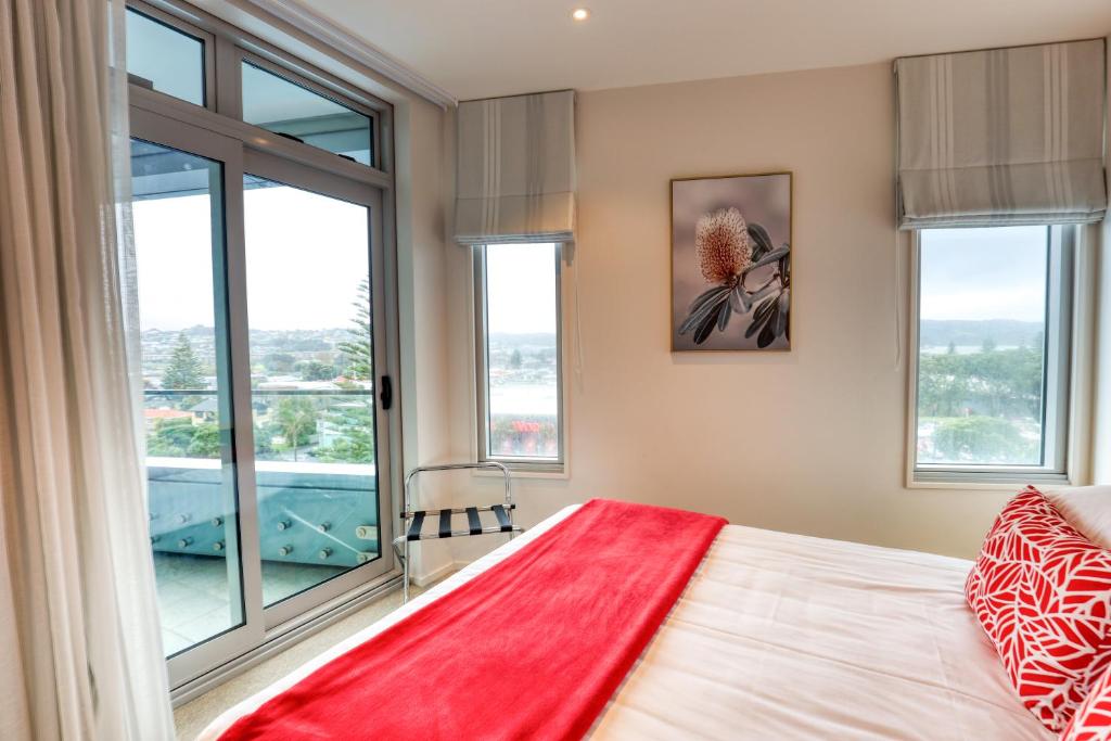 Voodi või voodid majutusasutuse Marsden Suites Nautilus Orewa toas