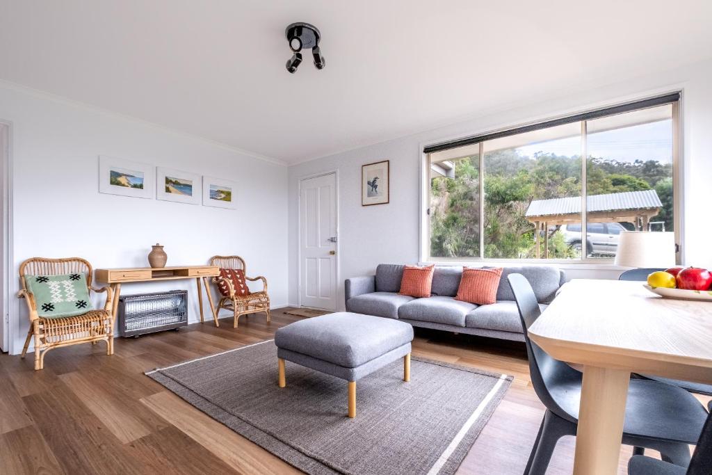 ビチェノにあるIsland Vista - Freycinet Holiday Housesのソファとテーブルのあるリビングルーム