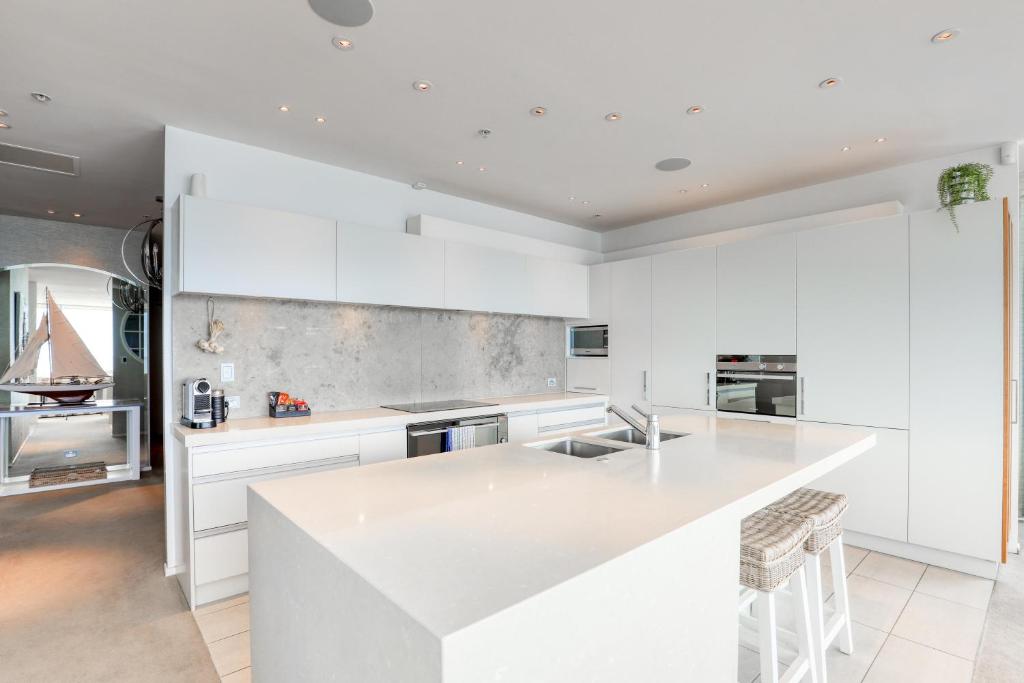 Köök või kööginurk majutusasutuses Marsden Suites Nautilus Orewa