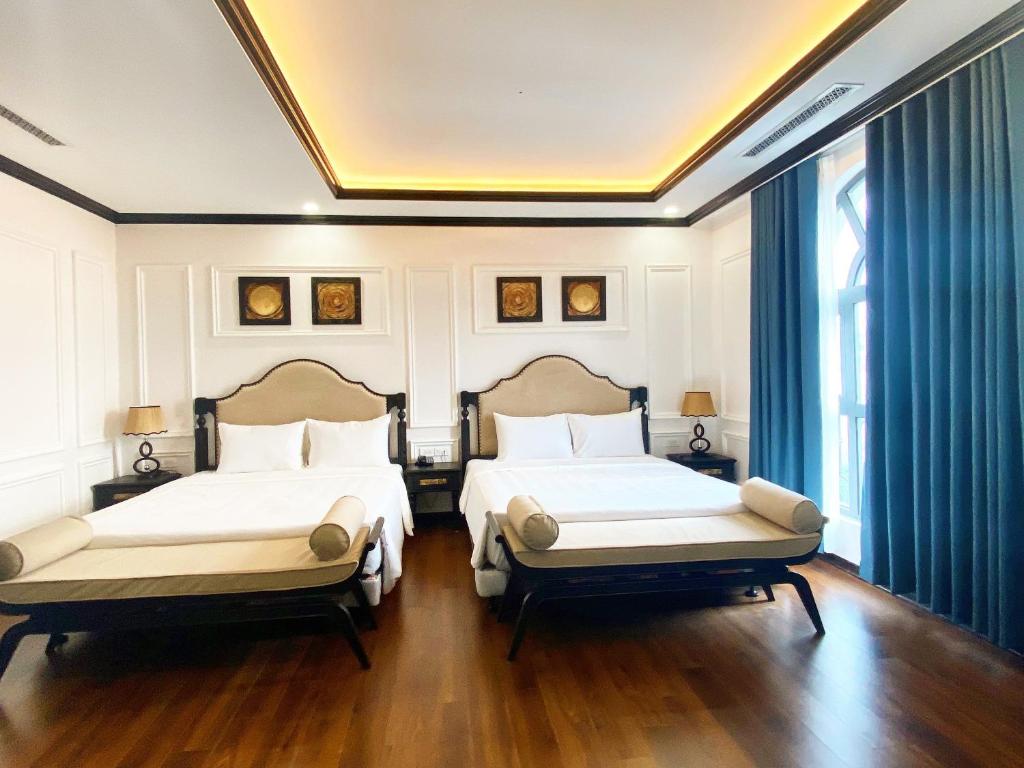 Giường trong phòng chung tại Moma Paris Hotel Ninh Bình