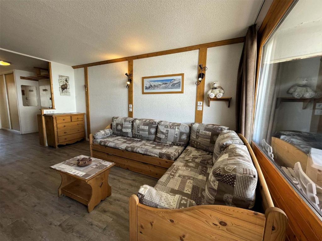 un salon avec un canapé et un lit dans l'établissement Grand Appartement 2 Pièces Ski aux Pieds à la Croisette, Menuires, 5 Pers. - FR-1-452-181, aux Menuires