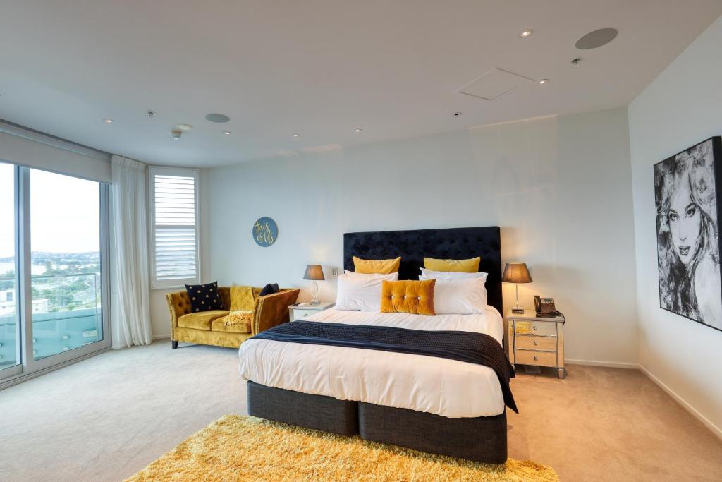 Voodi või voodid majutusasutuse Marsden Suites Nautilus Orewa toas